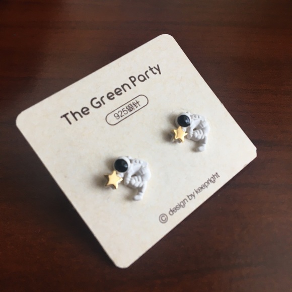 [SOLD] The Green Party astronaut star earrings - Picture 1 of 2